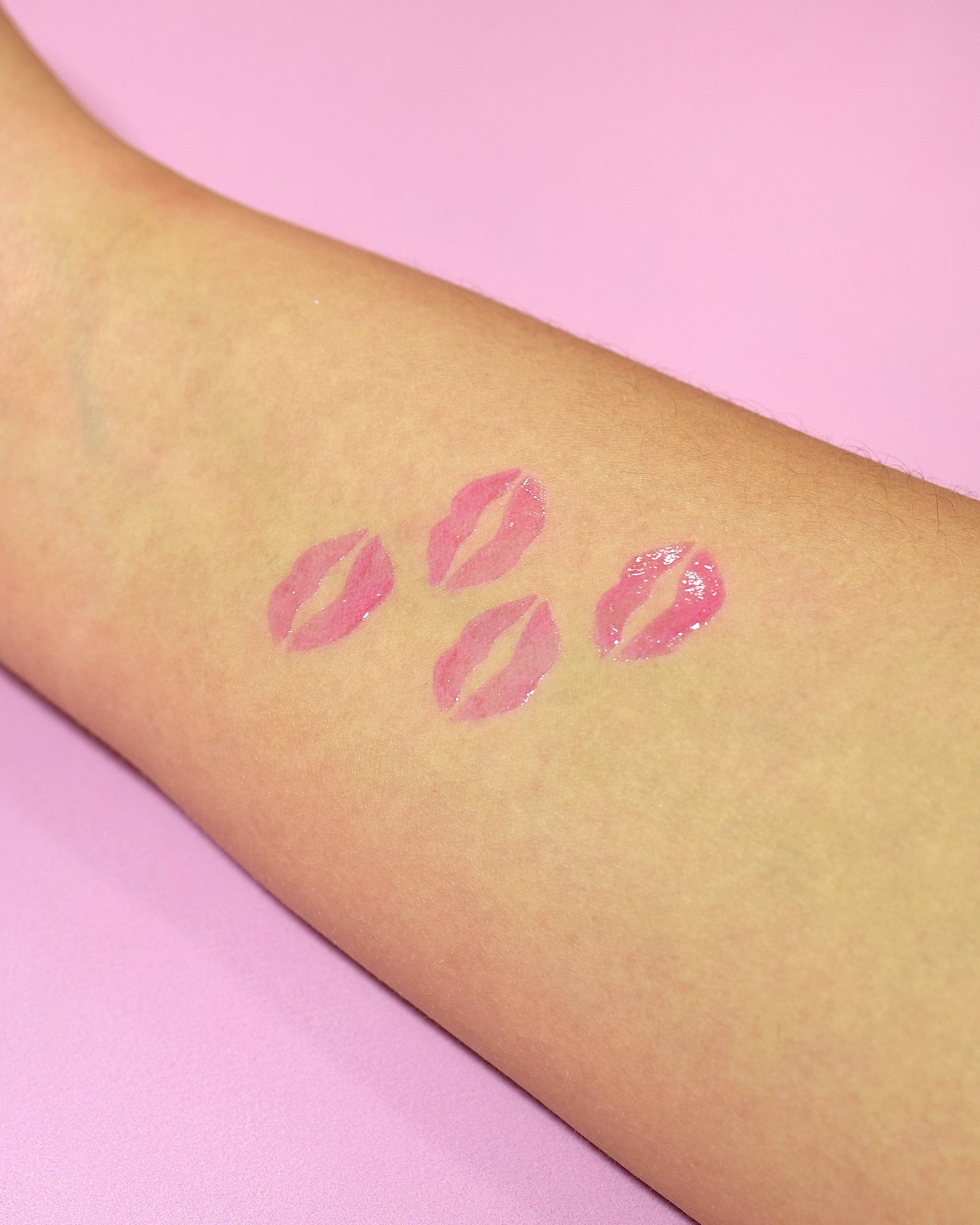 Labios Glossy efecto volumen + Diseño corazón (Brillo Glow Charm)